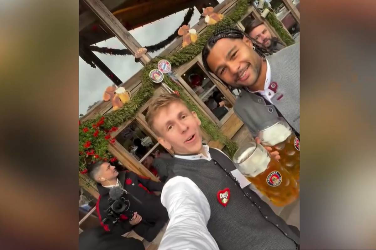 Am letzten Wochenende hat sich Influencer Thommy Berglmeir ohne Einladung auf die Wiesn des FC Bayern im Käfer geschlichen. Das Ganze hat er auf Instagram festgehalten und es sogar geschafft, mit einem Bayern-Star anzustoßen. 