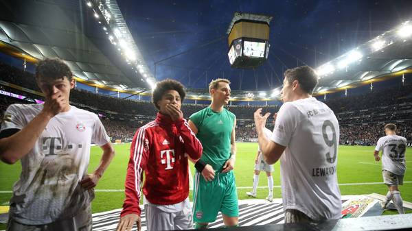 Benjamin Pavard, Serge Gnabry, Manuel Neuer und Robert Lewandowski (v.l.) mit hängenden Köpfen vor dem Bayern-Block