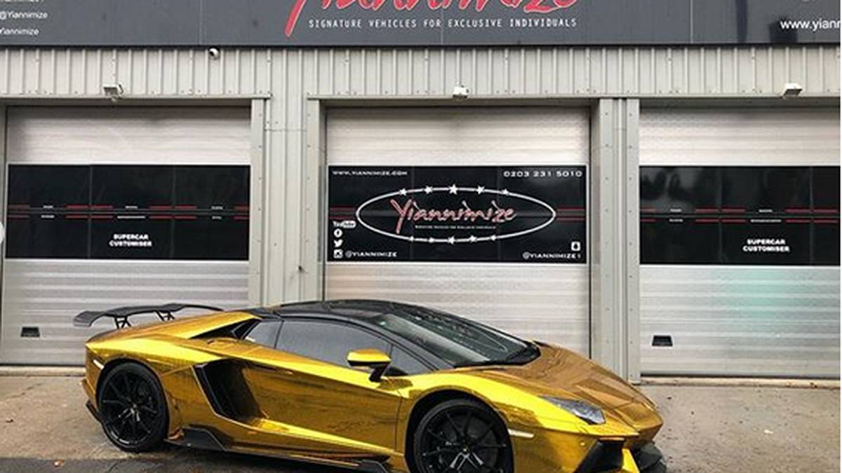 Einen bisher silberfarbenen Lamborghini Aventador hat der frühere BVB-Stürmer bei Star-Tuner Yianni Charalambous ebenfalls vergolden lassen