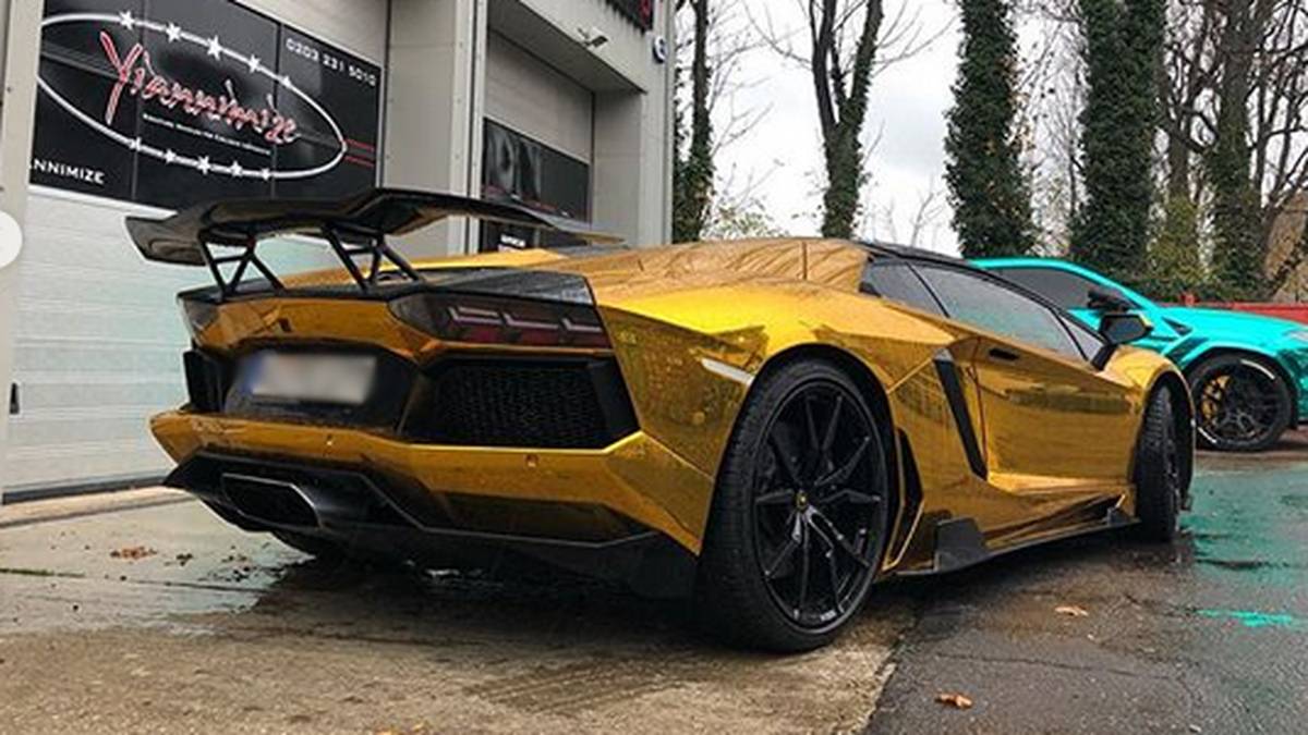 Charalambous verpasste dem Lambo eine goldene Chromfolierung. Sieht schick aus, hat aber einen kleinen Haken
