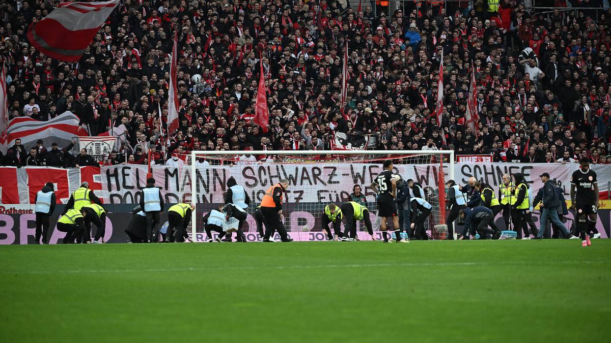 Freiburg-Fans protestieren gegen die DFL