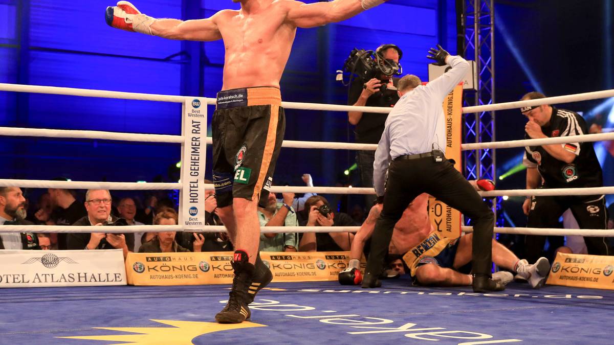 2019: DOMINIC BÖSEL (Halbschwergewicht)
Dominic Bösel ist am Ziel seiner Träume angekommen. Mit seinem K.o.-Sieg gegen den Schweden Sven Fornling krönt sich der 30-Jährige zum Weltmeister im Halbschwergewicht