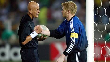 Schiedsrichter Pierluigi Collina tröstete den Torhüter Oliver Kahn nach dem Weltcup -Finale 2002 