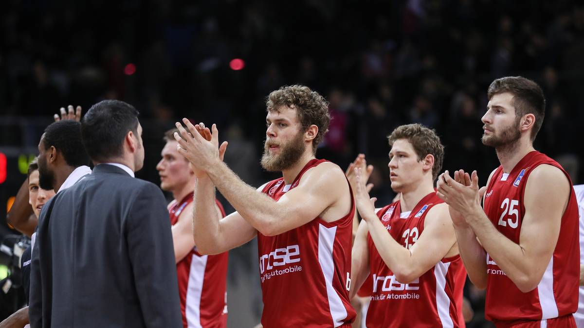 PLATZ 2: BROSE BAMBERG - Der achtfache Deutsche Meister ist in der heimischen Arena eine Macht. Nur ratiopharm Ulm konnte die Bamberger zuhause in die Knie zwingen. Vor allem defensiv sind die Franken schwer zu knacken. Offensiv glänzen die Bamberger mit einem hervorragenden Passspiel. Im Halbfinale kommt es wohl zum Mega-Duell mit Bayern und die Franken haben Heimvorteil