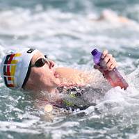 Die 26-Jährige gewinnt zum Weltcup-Auftakt über die olympischen zehn Kilometer im Roten Meer vor Soma Bay in Ägypten.