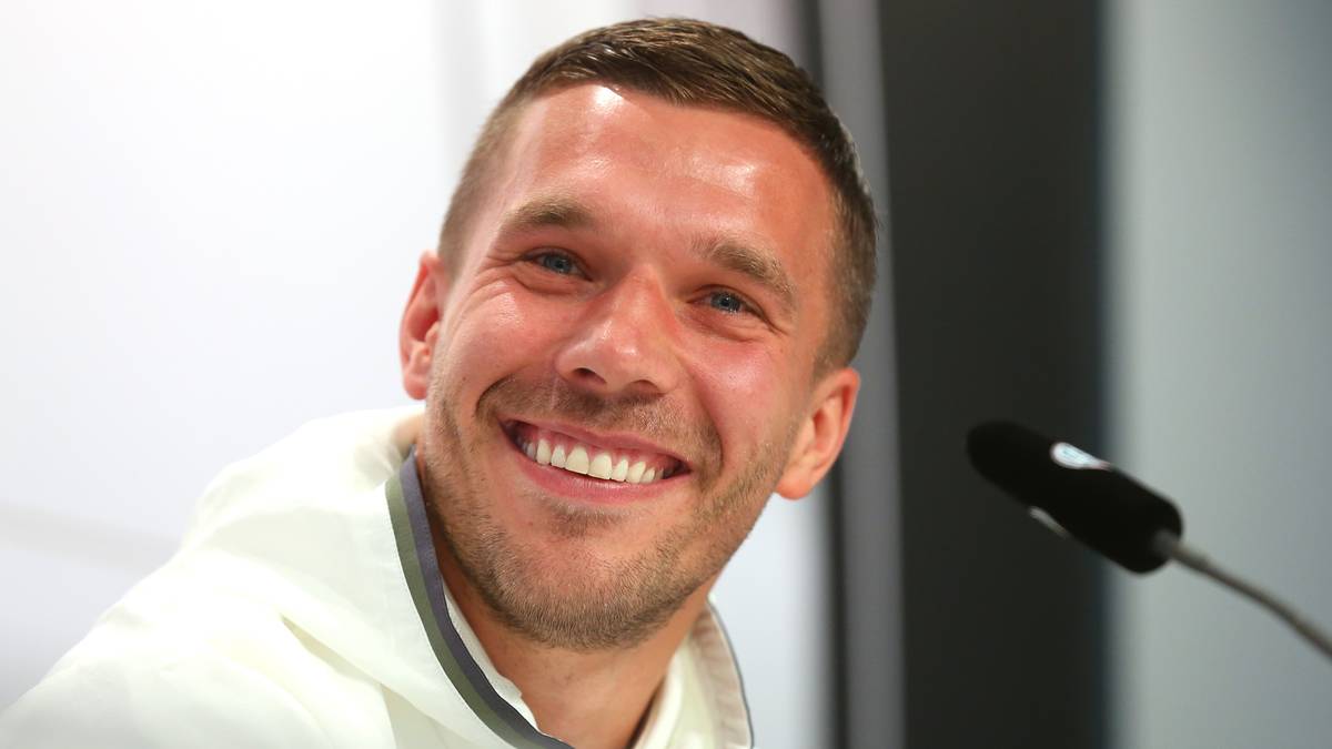 "80 Prozent von Euch und ich auch kraulen sich auch mal an den Eiern." (Lukas Podolski über ein Video von Bundestrainer Joachim Löw, bei dem dieser die Hand in der Hose hat)