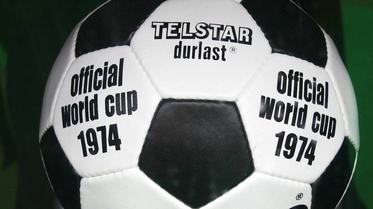 Der "Telstar Durlast" war zu seiner Zeit eine echte Innovation. Zum ersten Mal bestand der Ball nicht aus 18 länglichen Lederstreifen, sondern aus 20 weißen Sechsecken und 12 schwarzen Fünfecken. Das markante Design prägte wie kaum ein anderer Balltyp das Bild des Fußballs.