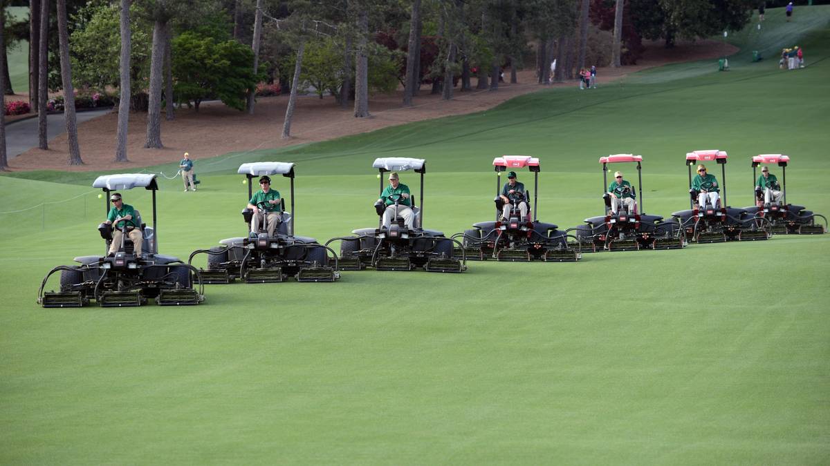 Der Rasen auf dem Gelände wird penibel gepflegt. Bis zum Beginn des Zweiten Weltkrieges wurden dafür keine Rasenmäher eingesetzt. Eine Kuhherde sorgte dafür, dass der Rasen immer getrimmt war