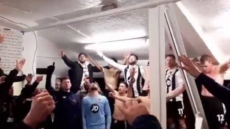 Zurücklehnen, genießen: Die Spieler des Sechstligisten FC Chorley feiern das Weiterkommen im FA Cup gegen Zweitligist Derby County - und grölen in der Kabine den Welthit "Someone like you" der Sängerin Adele.