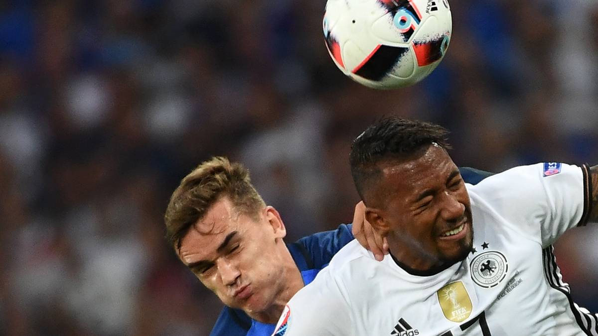 Jerome Boateng ist vor Antoine Griezmann am Ball - auch wenn er davon nichts sieht
