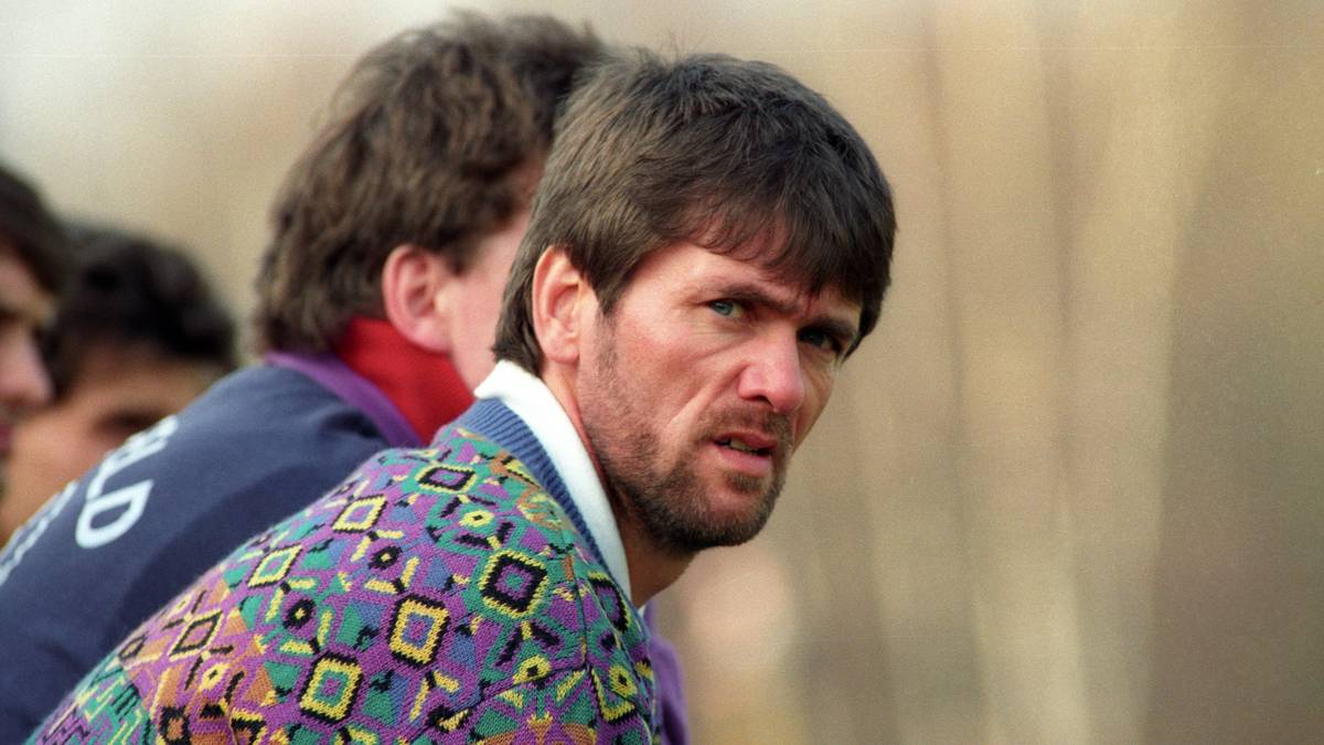 PLATZ 10 - FRIEDHELM FUNKEL (Alter beim letzten Bundesliga-Spiel: 65 Jahre, 328 Tage): Der einzige noch aktive Trainer im Ranking beginnt seine Trainerlaufbahn bei seinem Heimatverein VfR Neuss. Erste Bundesligastation im Jahr 1991: KFC Uerdingen. Es folgen Amtszeiten beim MSV Duisburg, Hansa Rostock, 1. FC Köln, Eintracht Frankfurt, Hertha BSC, VfL Bochum, Alemannia Aachen und 1860 München