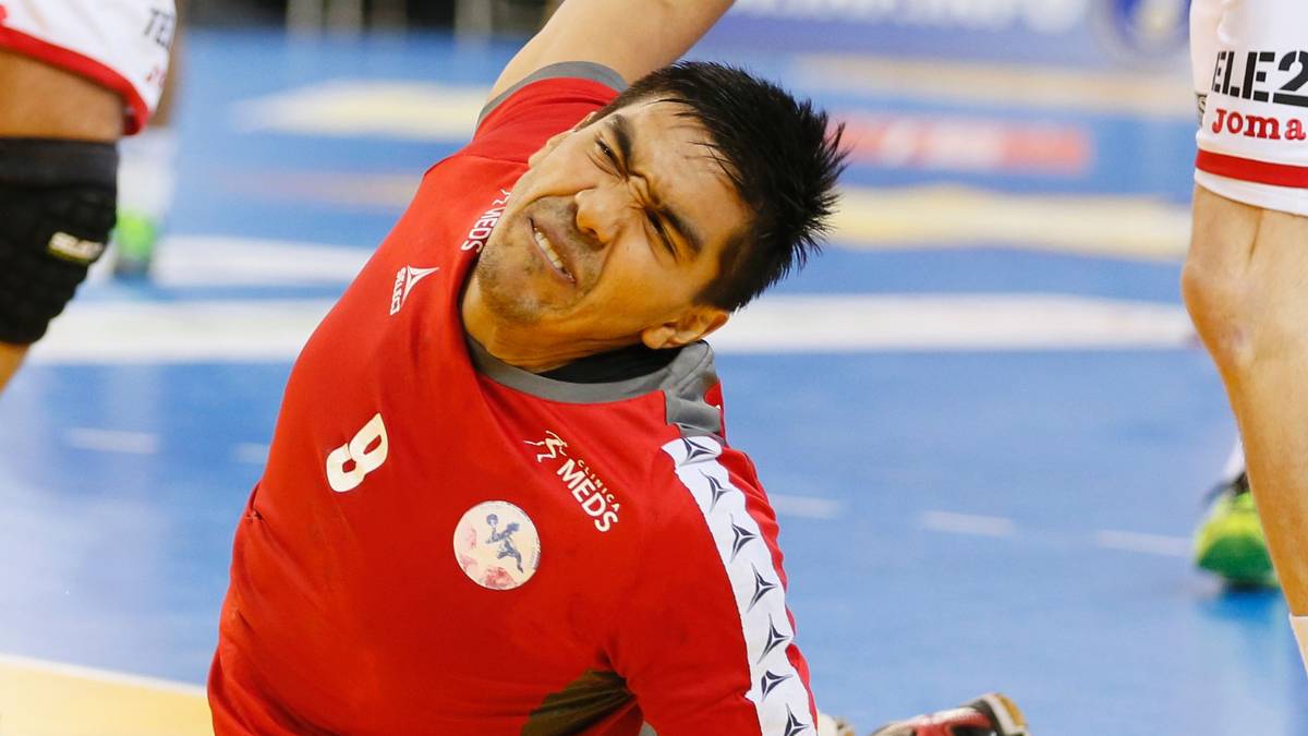 Der chilenische Kreisläufer Javier Frelijj (unten) wird von seinen Gegenspielern schmerzhaft aufgehalten