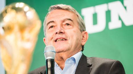 DFB-Präsident Wolfgang Niersbach mit dem Weltpokal