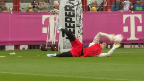 Beim heutigen, öffentlichen Training des FC Bayern machen zahlreiche Rückkehrer wie Jonas Urbig und Aleksander Pavlovic den Bayern-Fans Hoffnung.