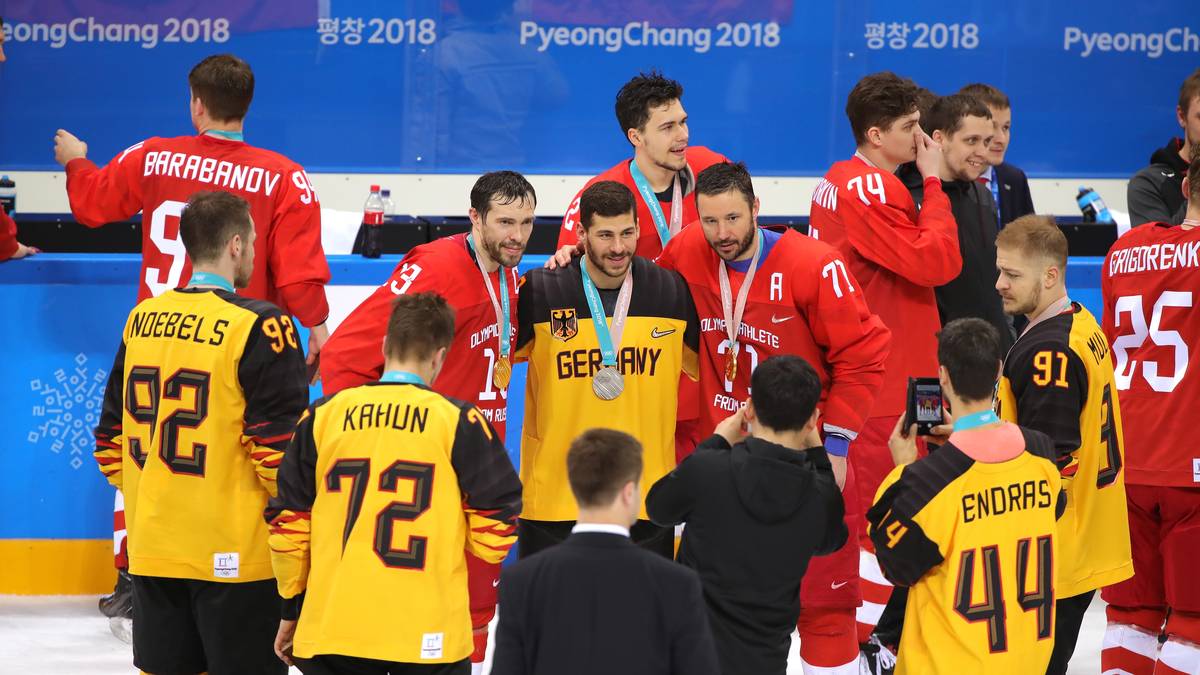Dennoch: Die deutschen Kufen-Cracks fliegen als Gewinner nach Hause. Mit Silber nach den sensationellen Siegen gegen Weltmeister Schweden und Rekord-Olympiasieger Kanada übertrifft die Mannschaft um Kapitän Marcel Goc die bislang besten Olympia-Ergebnisse: 1932 und 1976 hatte Deutschland jeweils Bronze geholt