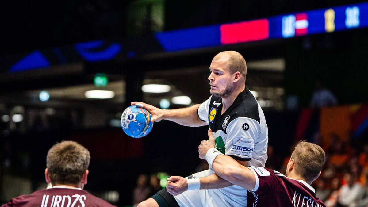 PAUL DRUX: Kam unter Gislason in den zwei EM-Quali-Spielen 2020 im November nicht zum Einsatz. "Das wird seinen Grund gehabt haben, keine Frage", sagte Drux bei SPORT1. Doch der Berliner schaffte es in den WM-Kader, gegen Österreich im Vorfeld gelangen ihm immerhin zwei Tore im ersten und drei im zweiten Duell. Wenn er will, kann er ein Match ganz allein entscheiden