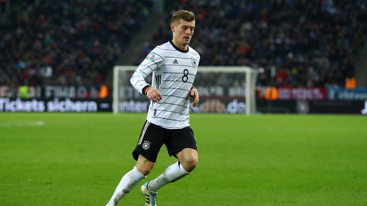 TONI KROOS (29): "Ich hoffe", sagte Kroos augenzwinkernd, als er zuletzt auf seine EM-Chancen angesprochen wurde. Kroos wird natürlich dabei sein – als Stamm- und Führungsspieler. Löw: "Er ist ein Vorbild in seiner ganzen Art und Weise, wie er seinen Beruf ausübt. Er arbeitet vor und nach dem Training für sich, er ist top professionell"