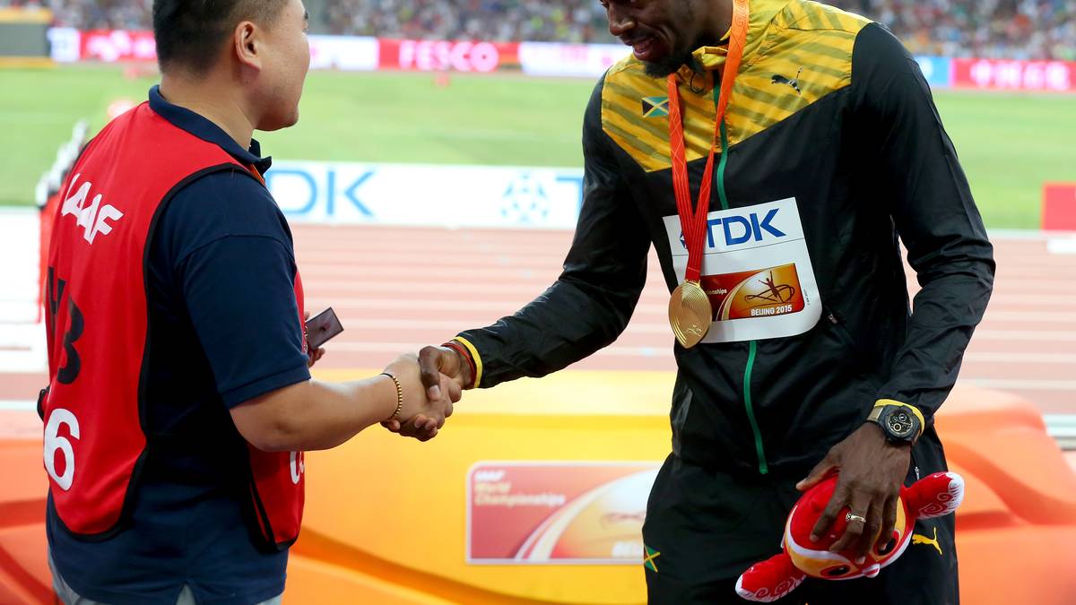 Bei der Siegerehrung kommt es zur Versöhnung zwischen Usain Bolt und dem Mann, der bei der WM als Einziger in der Lage ist, Bolt zu stoppen