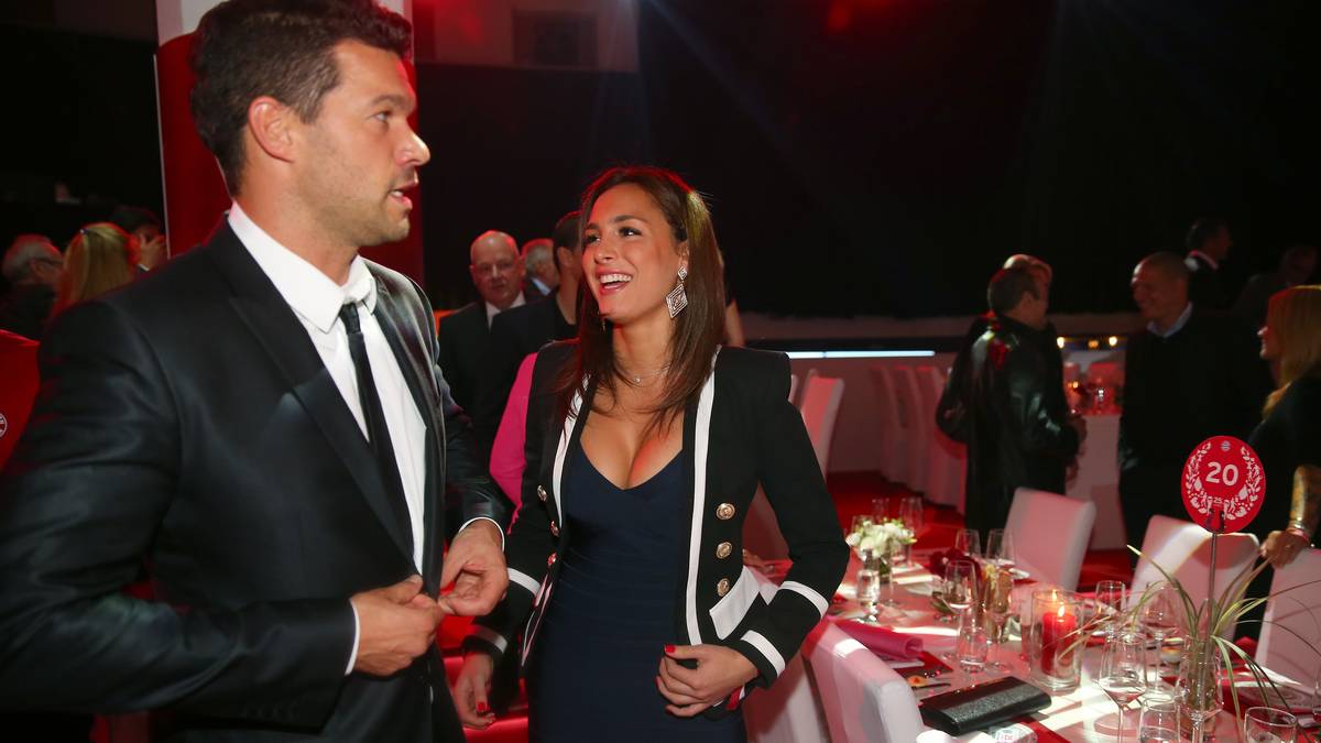 Auch ehemalige Bayern-Stars sind willkommen. Michael Ballack ist da - und hat sich charmante Begleitung mitgebracht