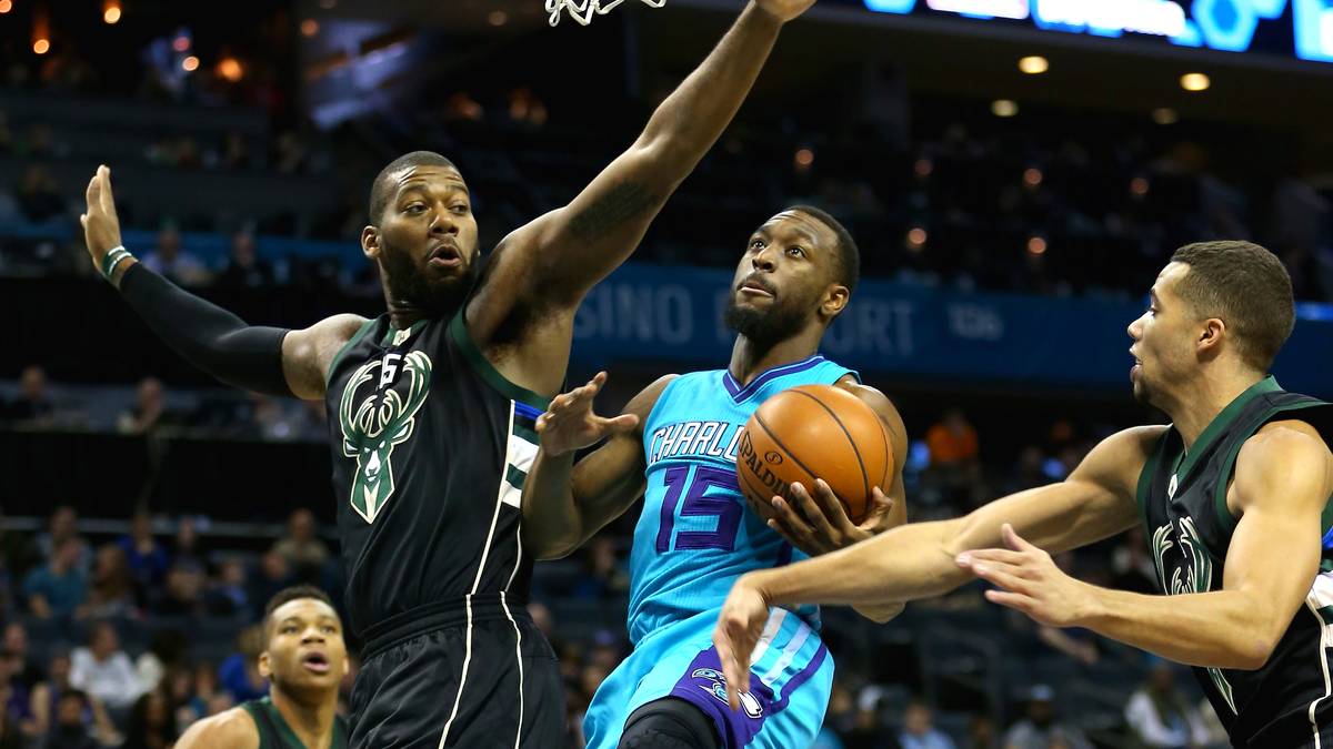 Am Ende haben die Bucks die Nase vorn - auch weil Walkers Hornets der Flug zum Korb immer wieder verbaut wird