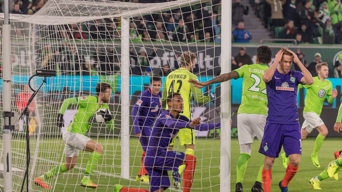 Borja Mayoral (l.), der anstelle von Mario Gomez stürmt, bringt Wolfsburg allerdings nur eine Minute später zurück ins Spiel