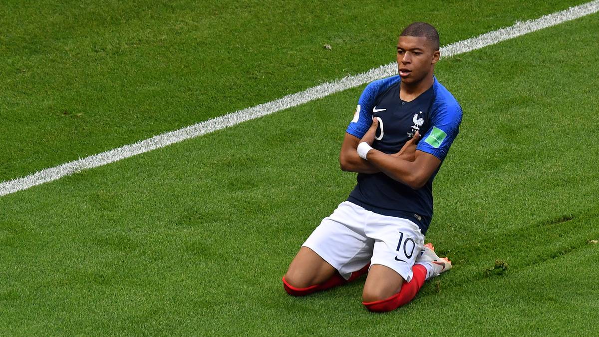 GROSSES HERZ: So eiskalt Mbappe vor dem Tor ist, so warmherzig ist er neben dem Platz. All seine Prämien aus Russland spendet der 19-Jährige der Wohltätigkeitsorganisation "Premiers de Cordee", die Sportveranstaltungen für körperlich behinderte Kinder organisiert
