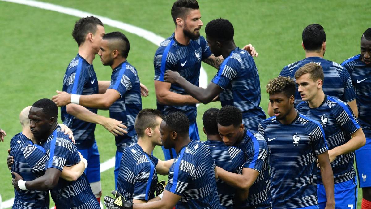 Während Frankreich beim Aufwärmen Geschlossenheit demonstriert, ...