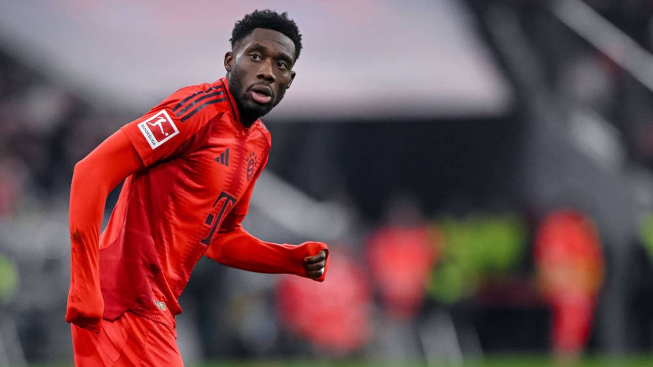 Alphonso Davies dreht sich zur Seite