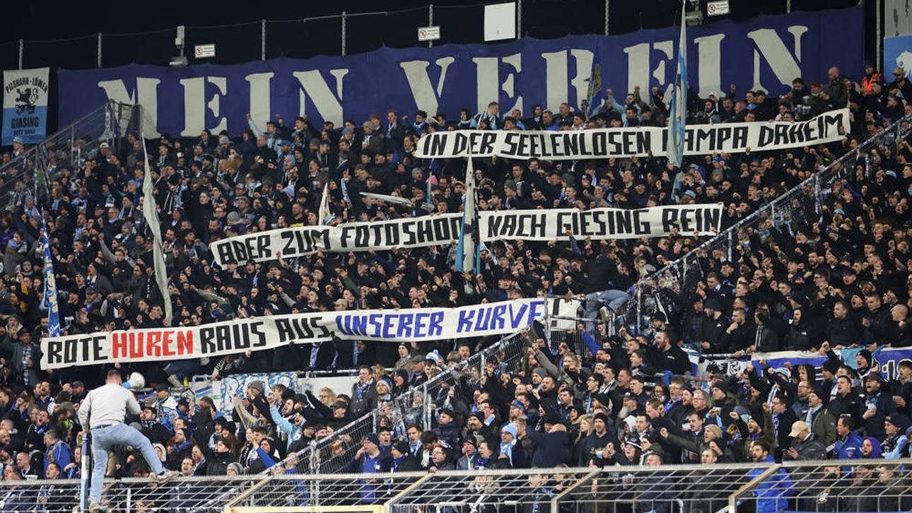 In der Westkurve waren kurz nach der Pause Plakate zu erkennen, die sich gegen den FC Bayern richteten
