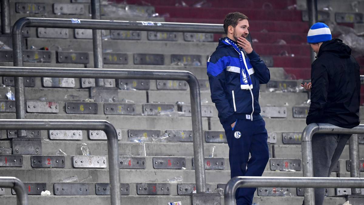 Auch weit nach Ende des Spiels herrscht auf den Tribünen noch immer eine Mischung aus Fassungslosigkeit...