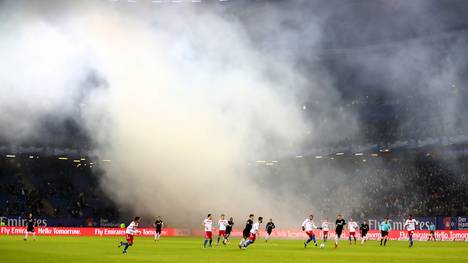 Im Spiel gegen Eintracht Frankfurt zündeten die Fans des Hamburger SV Pyrotechnik