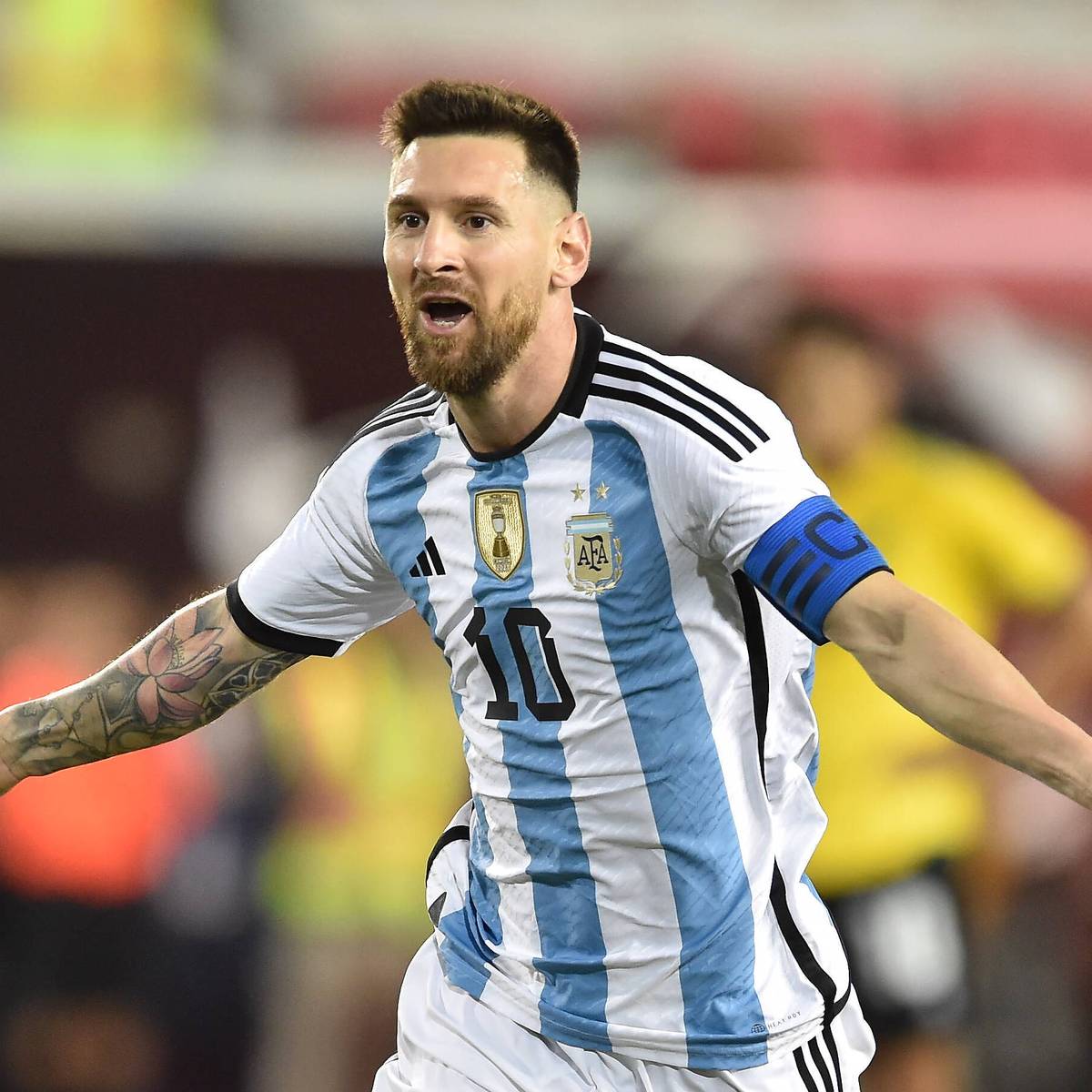 Im letzten Testspiel vor der WM in Katar kann sich Argentinien gegen Jamaika durchsetzen. Lionel Messi trifft doppelt - und durchbricht die nächste Schallmauer.