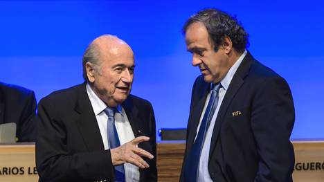 Joseph S. Blatter (l.) und Michel Platini bleiben gesperrt