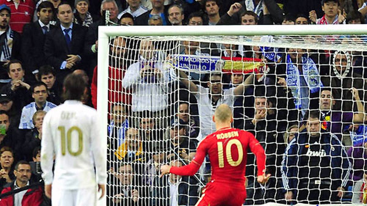 Der FC Bayern allerdings schlägt zurück. Ein Schubser von Pepe gegen Gomez beschert auch ihm einen Elfmeter - den Arjen Robben verwandelt. 1:2 aus Bayern-Sicht ist der Stand nach 90 und nach 120 Minuten - das Elfmeterschießen muss entscheiden