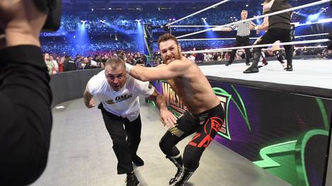 Sami Zayn (r., mit Shane McMahon) durfte beim WWE Greatest Royal Rumble 2018 nicht auftreten