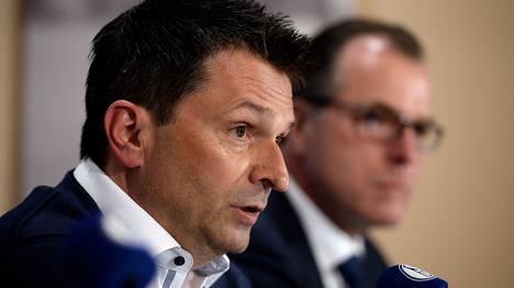 Christian Heidel (l.) stellt sich gegen die Idee von Schalkes Aufsichtsratsboss Clemens Tönnies, auf Schalke einen sportlichen Berater hinzuzuziehen