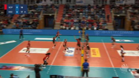 Sarah van Aalen glänzt im Halbfinal-Playoffspiel für den SC Potsdam. Einhändig über Kopf spielt sie den Ball ihrer Mitspielerin Anett Németh zu. 