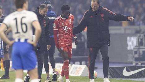 Alphonso Davies vom FC Bayern München hat sich im Spiel gegen Hertha BSC verletzt. Laut den Münchner wird der Kanadier die WM aber nicht verpassen.