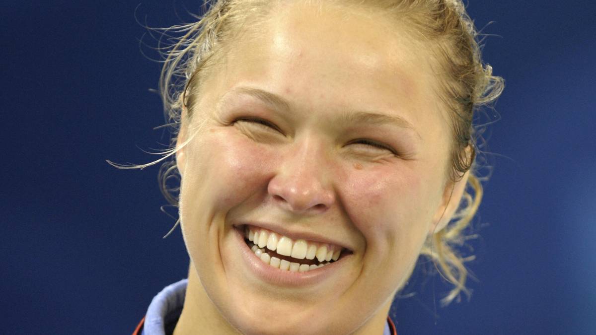 Am Ende holte sie die Bronzemedaille - musste aber weiterhin kellnern, weil sie mit Judo keineswegs Ihren Lebensunterhalt verdienen konnte. Rousey, die die High School abbrach und erst später einen Bildungsabschluss nachholte, entschied sich, professionelle Mixed-Martial-Arts-Kämpferin zu werden