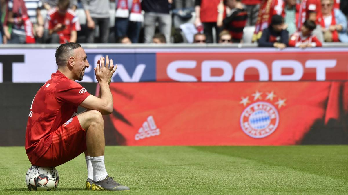 Emotional wird es bei Ribéry schon vor dem Spiel. Nach der Busankunft herzt der Franzose in den Katakomben der Münchner Arena seine Familie und kann dabei erste Tränen nicht verbergen