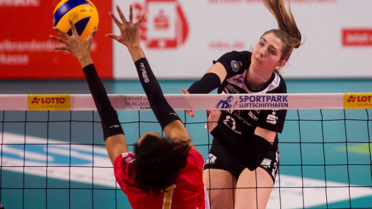 PLATZ 11 - SCHWARZ-WEISS ERFURT: Das Ziel ist klar definiert: Klassenerhalt. Mit sieben neuen Spielerinnen und dem frischen Trainergespann Florian Völker und Rebekka Schneider soll das Ziel realisiert werden. Eine schwere Verletzung von Michelle Petter, die vom Dresdner SC kam, trübt die Stimmung allerdings ein wenig