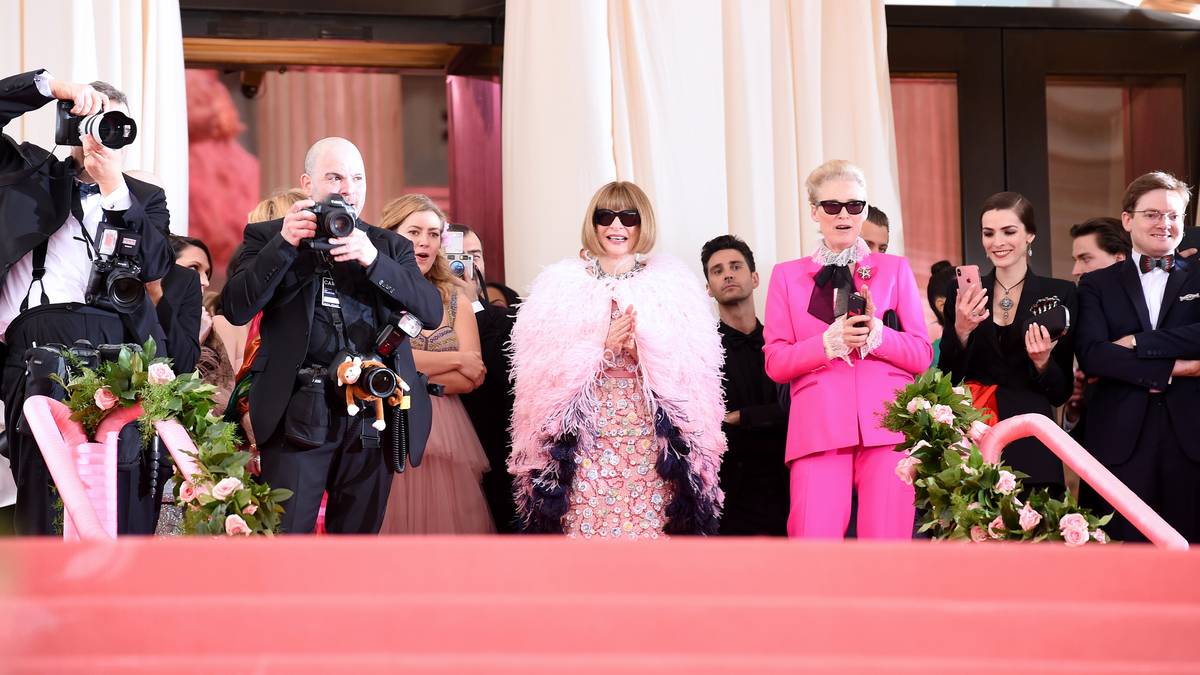 Seit 1995 versammelt Anna Wintour (mitte), Chefredakteurin der US-amerikanischen Vogue, am "First Monday in May" alle großen Namen aus der Modewelt und dem Showbusiness zur Met Gala in New York. Bei dem Modefest handelt es sich um eine Benefizveranstaltung für das "Costume Institute" des Metropolitan Museum of Art