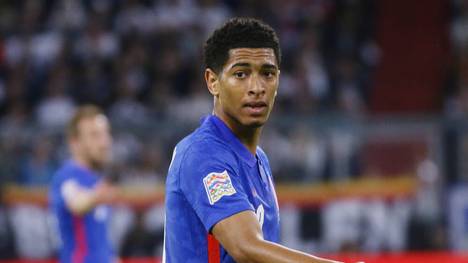 Jude Bellingham spuckt in der Nachspielzeit des Spiels Deutschland gegen England eine große Menge Flüssigkeit aus. Schon vorher plagen ihn körperliche Probleme.