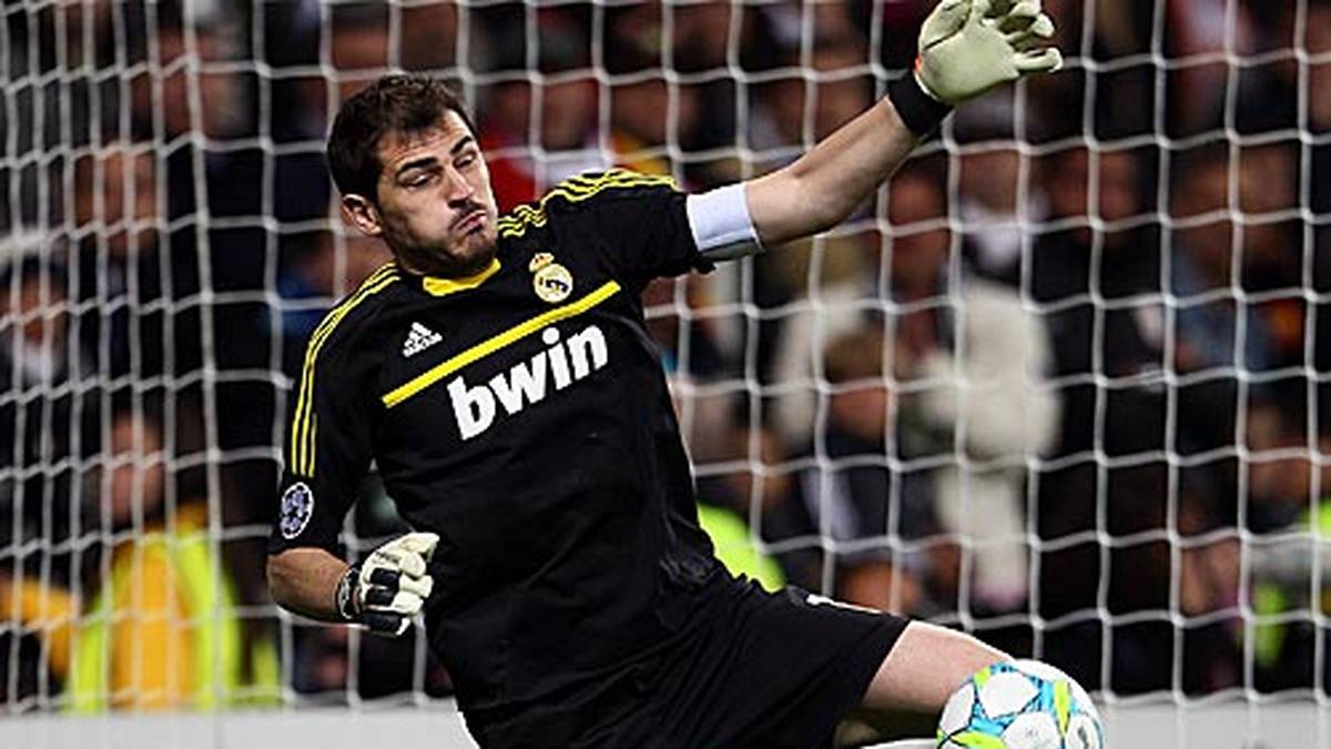 Aber auch Iker Casillas demonstriert, dass er vom Fach ist: Der Real-Keeper vereitelt die Versuche von Philipp Lahm und Toni Kroos, alles ist wieder offen