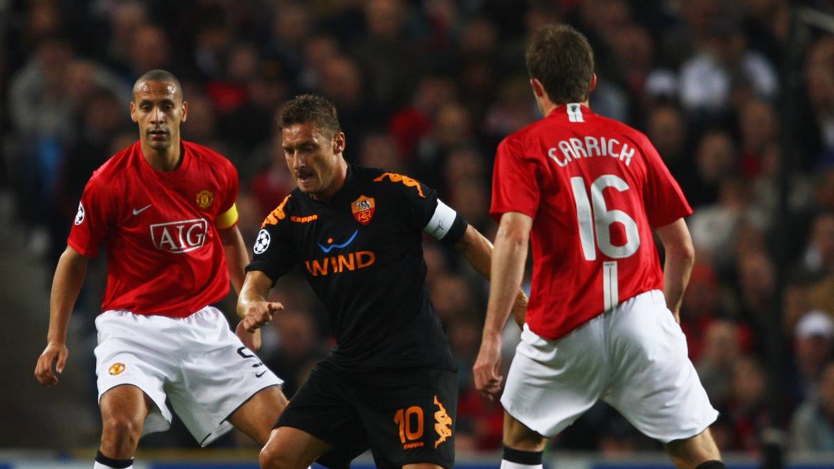 Gleich viermal ist für die Italiener in der K.o.-Phase gegen englische Vertreter Feierabend. Nachdem 2007 Manchester United die Endstation im Viertelfinale ist, scheitert das Team um Kapitän Francesco Totti (Mitte) in der darauffolgenden Saison abermals an den Red Devils in der Runde der letzten Acht