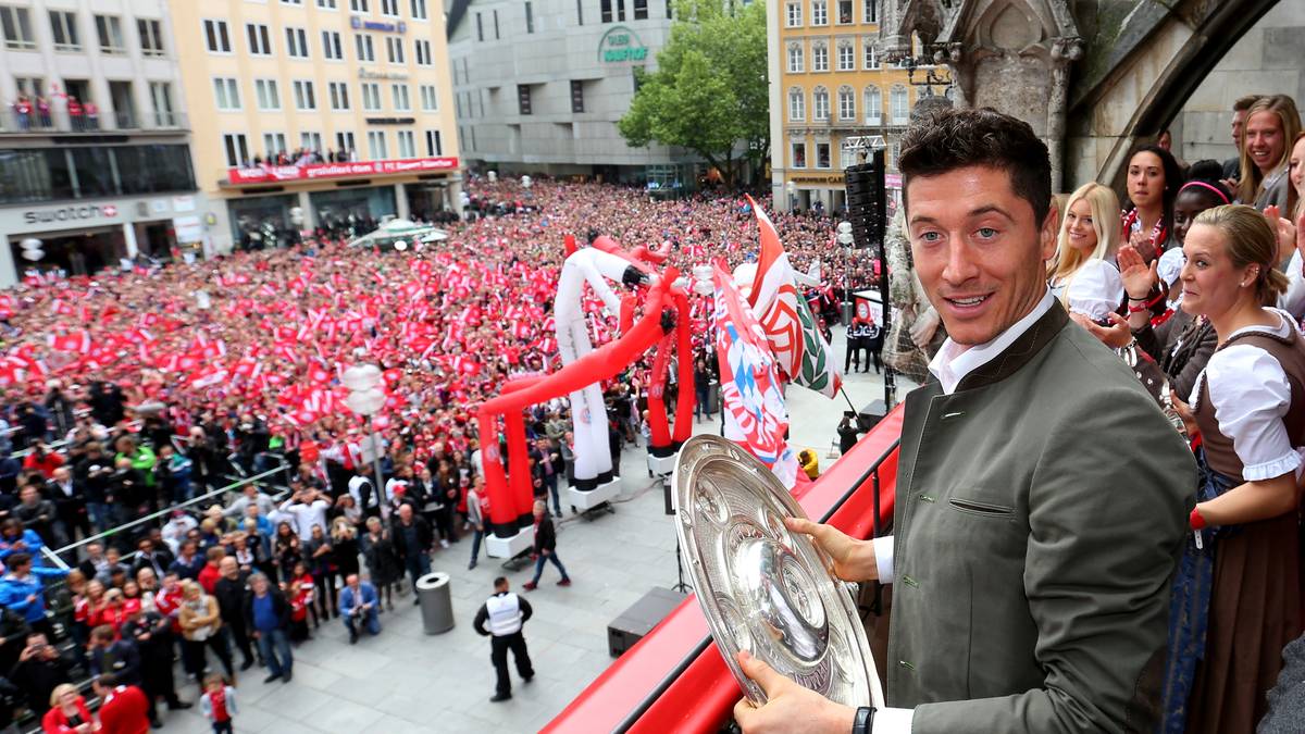 Auch mit seinem neuen Verein gewinnt er Titel und Trophäen - vier Mal die Meisterschaft, einmal den DFB-Pokal