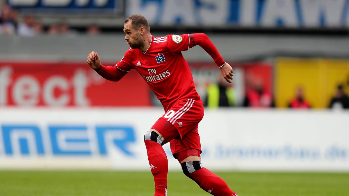 Laut Medienberichten ist Lasogga der bestbezahlte Zweitliga-Profi und hat nun bei den Norddeutschen keine Zukunft mehr. Es soll Zweifel an seiner Bundesliga-Tauglichkeit gegeben haben, berichtet die "Sport Bild". Diesen Vorwurf kann der 27-Jährige nun bei einem neuen Klub widerlegen