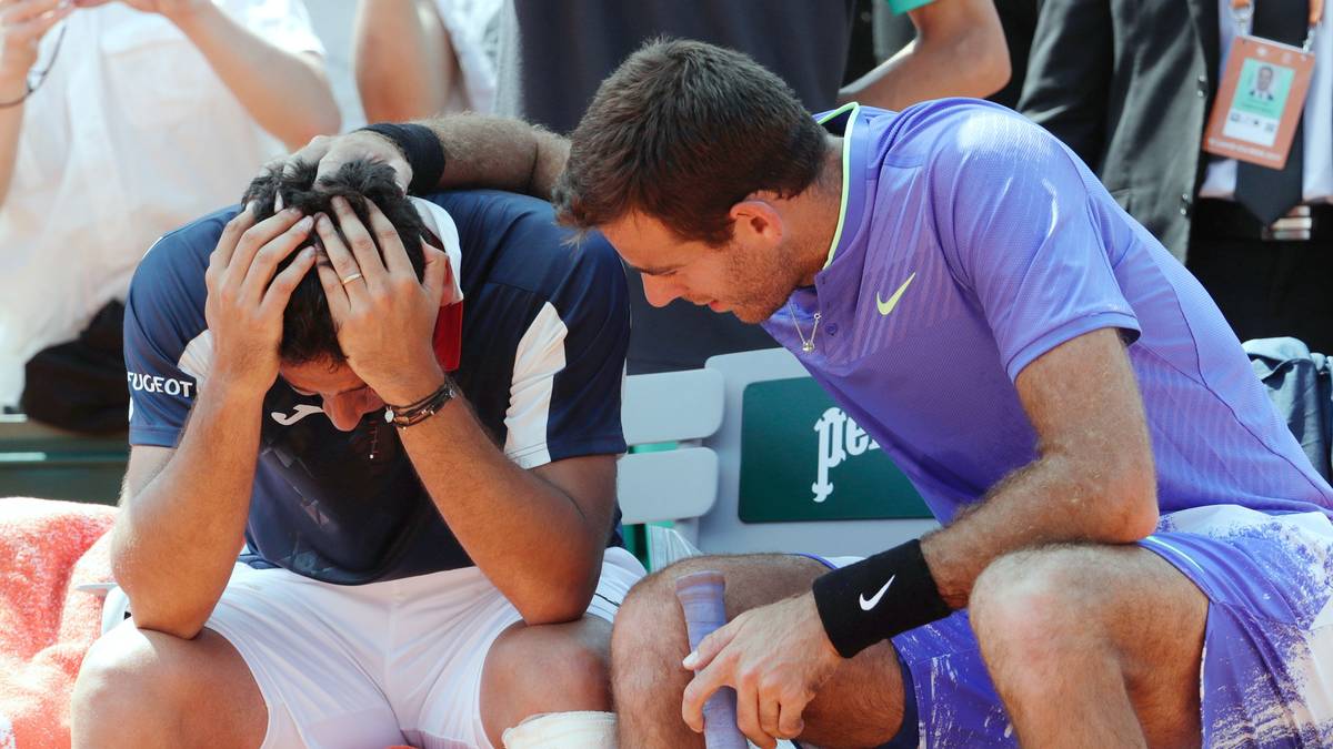 Auch nachdem der Spanier sich auf die Bank gequält hatte, weicht der ebenfalls verletzungsgeplagte Del Potro nicht von Almagros Seite und spricht ihm gut zu. Schon jetzt die rührendste Geschichte der French Open 2017