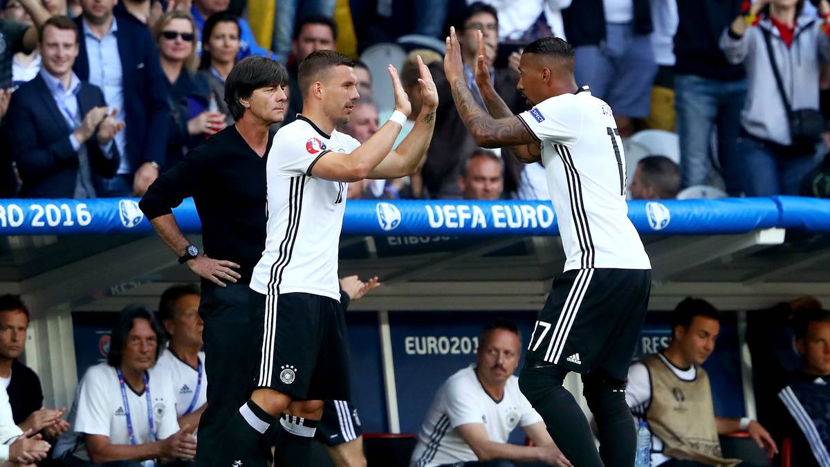 PLATZ 5 - DER LÖW-RETTER: Die EM 2016 ist das letzte Turnier für Podolski. Sportlich spielt er nur eine Randrolle - er wird nur im Achtelfinale gegen die Slowakei eingewechselt - dafür macht er Schlagzeilen als Löw-Retter