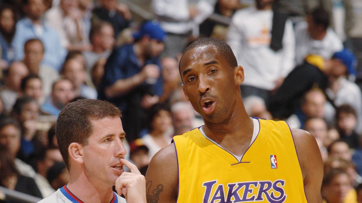 Aber nicht nur Spieler verstricken sich in diesen Sumpf. Die NBA wird 2007 vom Schiedsrichter-Skandal des Tim Donaghy (l.) erschüttert. Zwischen 2003 und 2007 wettet Donaghy auf Spiele, bei denen er pfeift. 2008 wird er nach einer FBI-Untersuchung und einem Schuldeingeständnis zu 15 Monaten Haft verurteilt. Seit 2009 ist er wieder auf freiem Fuß und behauptet weiterhin, die NBA würde Druck auf die Schiedsrichter ausüben, um bestimmte Ergebnisse zu erwirken